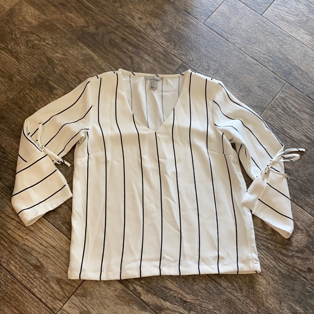 5/$25 H&M white and black pinstripe top